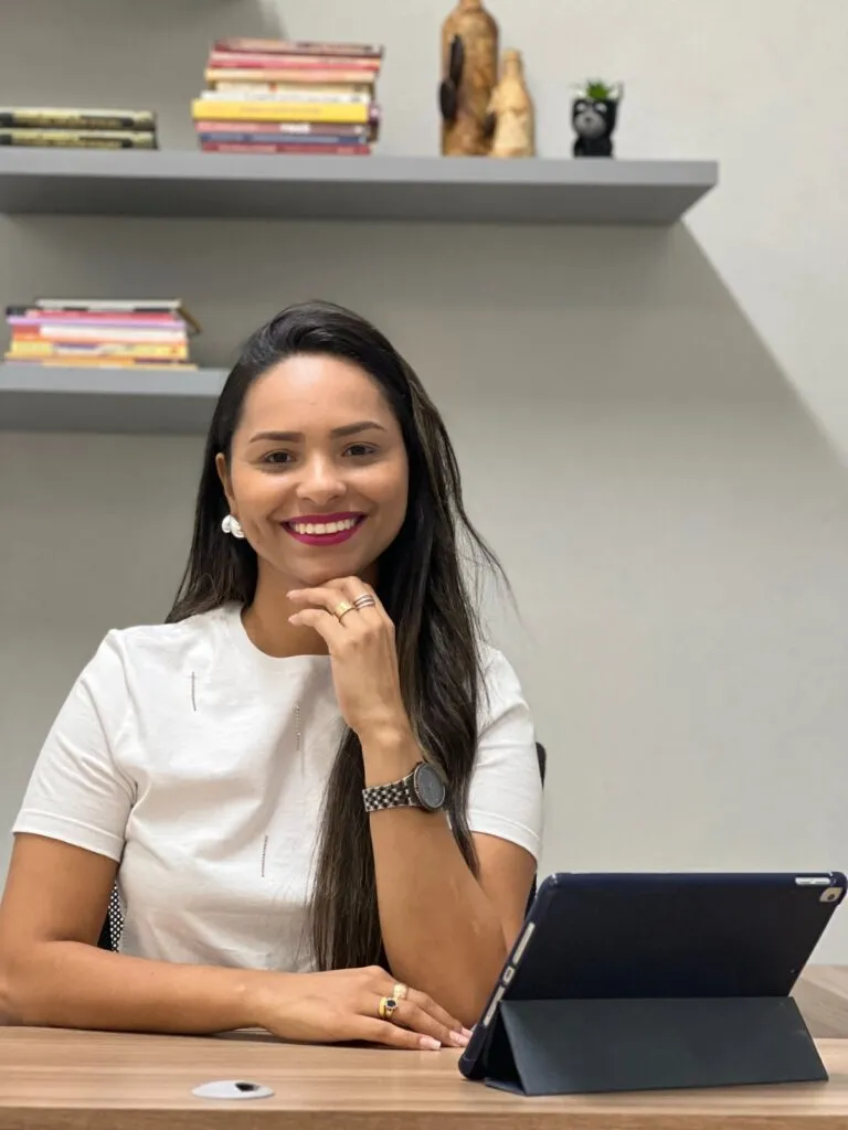 Kátia Soares em seu consultório